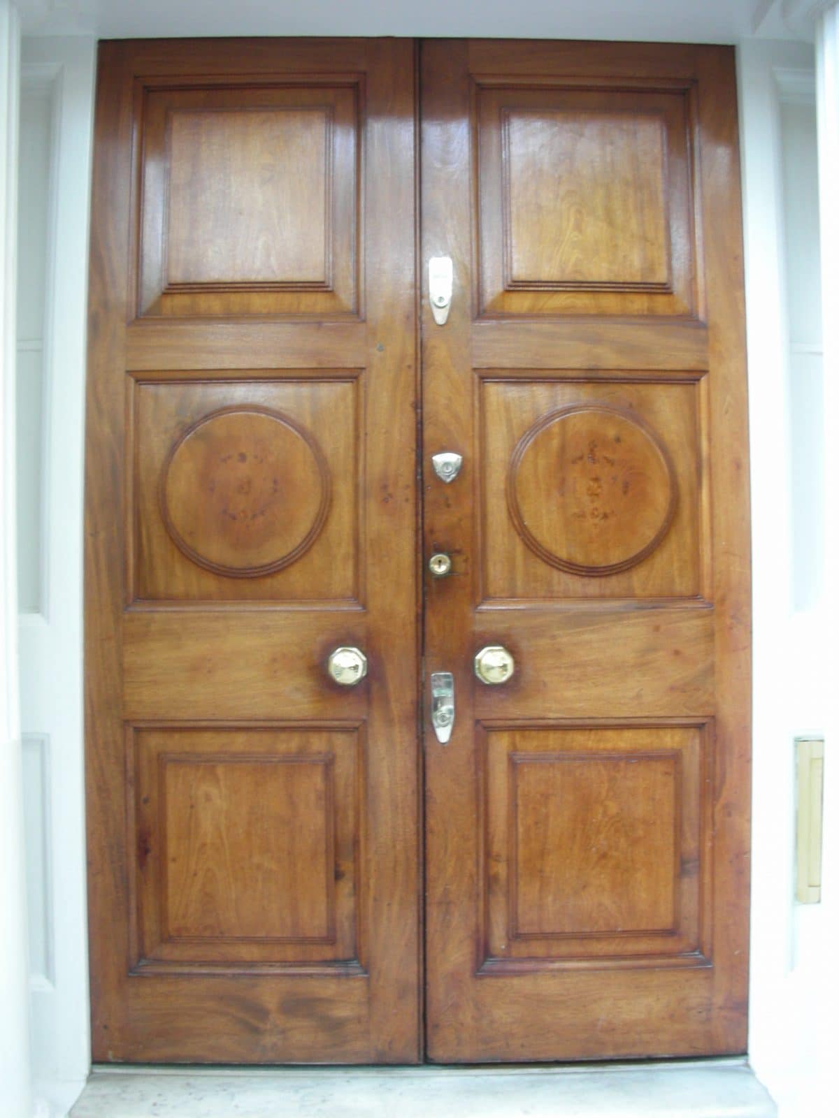 The revival by lacquering of a pair of Entrance doors constructed in mahogany